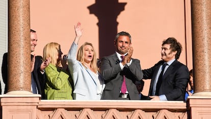 Manuel Adorni, Amalia Gonzalez, Karina Milei, Martin Menem y Javier Milei en la Casa rosada, en Buenos Aires.