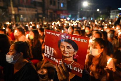 Una foto de Aung San Suu Kyi en una vigilia para los muertos en el golpe de Estado en Myanmar, en marzo de 2021 en Yangón.