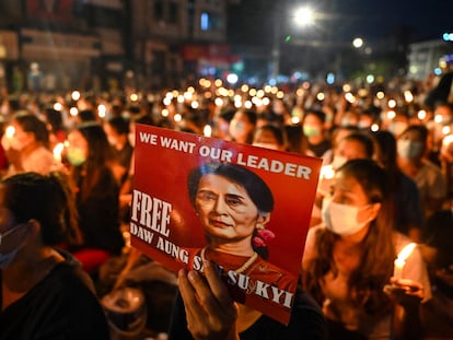 Una foto de Aung San Suu Kyi en una vigilia para los muertos en el golpe de Estado en Myanmar, en marzo de 2021 en Yangón.