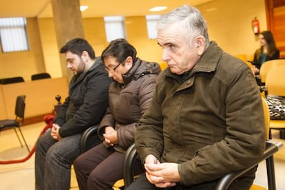 José Manuel Fernández Castiñeiras, durante el juicio del 'Códice' junto a su esposa y su hijo.