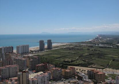 Desembocadura del río Júcar, en Cullera (Valencia), rodeada de terrenos sin construir. En primer plano, las torres que ya existen en primera línea de playa. |