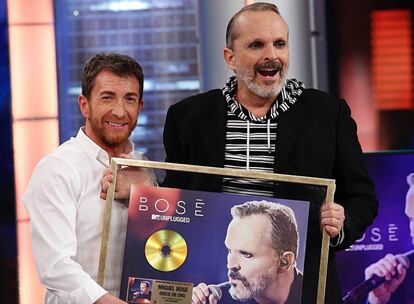 Pablo Motos le entrega a Miguel Bos&eacute; el Disco de Oro por su &uacute;ltimo &aacute;lbum &#039;MTV Unplugged&#039;.