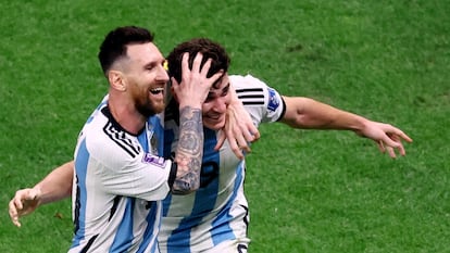 Lionel Messi y Julián Álvarez celebran uno de los goles, este martes en Qatar.