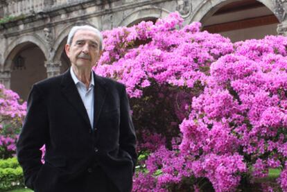 El poeta argentino Juan Gelman, ayer en el claustro del Pazo de Fonsexa de Santiago.
