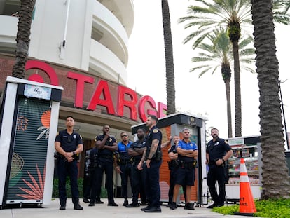 Policías protegen una tienda de Target en Miami ante las protestas convocadas contra la compañía por grupos conservadores por su apoyo a los derechos LGTBI.