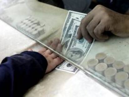Un hombre cambia billetes en una oficina de cambio de divisas. EFE/Archivo