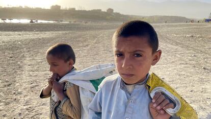 Fhama, de ocho años, recoge basura en el lago de Qargah, a las afueras de Kabul, antaño un destino turístico.