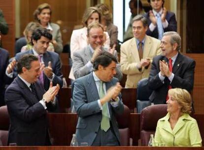 Los diputados de la bancada popular aplauden a la presidenta regional en funciones, Esperanza Aguirre.