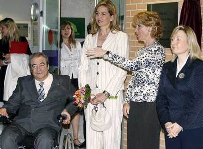 La Infanta Cristina, acompañada de Esperanza Aguirre, durante la inauguración de la residencia para la rehabilitación de lesionados medulares.