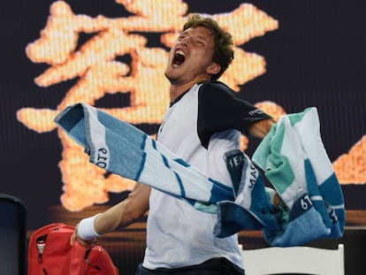 Carreño protesta de forma airada tras perder contra Nishikori en Melbourne.