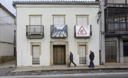 Pancartas pidiendo soluciones a la N-122 y defensa a la Sanidad de Aliste, en Alcañices.