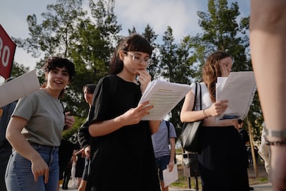Alumnos repasan antes de acceder al aulario de la Universidad de Murcia, este martes.