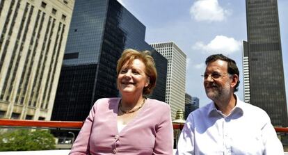 Imagen cedida por la Presidencia del Gobierno espa&ntilde;ol de la entrevista entre Rajoy y Merkel durante un paseo en barco por Chicago.