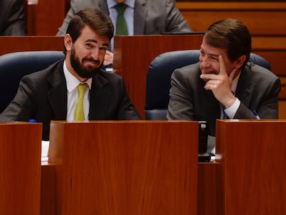 El presidente de la Junta de Castilla y León, Alfonso Fernández Mañueco (derecha), junto al vicepresidente Juan García Gallardo, en el Parlamento autonómico el pasado mes de junio.