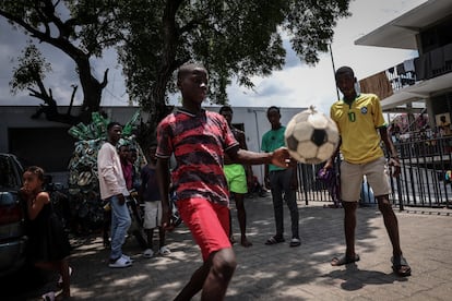 Niños desplazados por la violencia jugaban al fútbol en la Escuela Nacional Argentine Bellegarde, en Puerto Príncipe, el 6 de mayo. Muchos menores tienen pocas opciones para conseguir comida, y la desesperación los lleva a unirse a las bandas. 