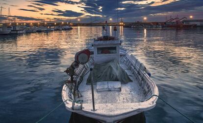 Un barco de pesca en el puerto de Garrucha, en la costa de Almería.