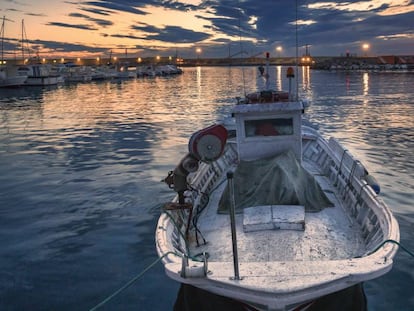 Un barco de pesca en el puerto de Garrucha, en la costa de Almería.