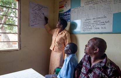 Ezequiel Warema Mbwambo, Juma Ibrahim Juma y Lea John Njema son miembros de la WUA del Yongoma, la asociación de usuarios de esta zona que regula la gestión sostenible del agua.