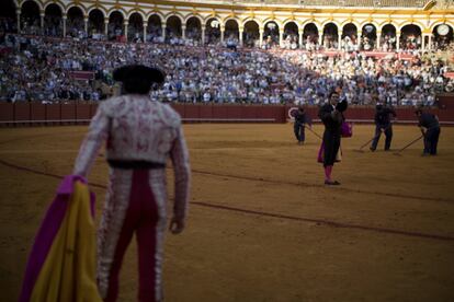 El torero recibe la ovación del público del coso sevillano.