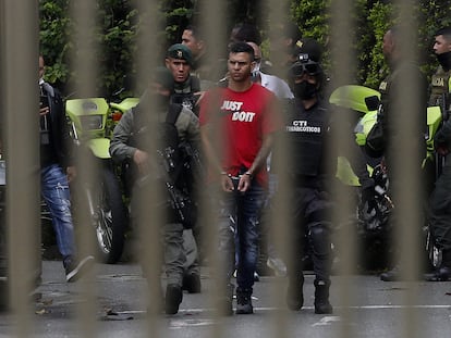 Traslado de uno de los capturados por el homicidio del fiscal paraguayo Marcelo Pecci, en Medellín, Colombia, Pecci, el 3 de junio de 2022.