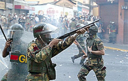 Miembros de la Guardia Nacional disuelven a los manifestantes que protestan contra el fallo del Supremo.