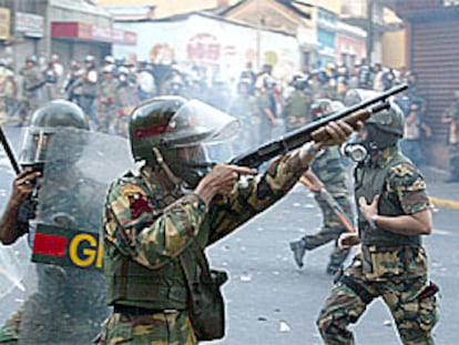 Miembros de la Guardia Nacional disuelven a los manifestantes que protestan contra el fallo del Supremo.