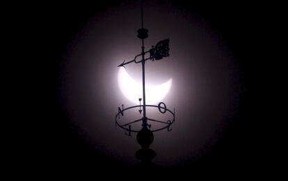 Eclipse solar visto en la Puerta del Sol, en Madrid.