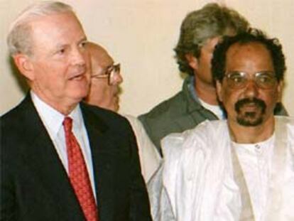 James Baker y el líder del Polisario, Mohamed Abdelaiz, en 1997 en Tinduf.