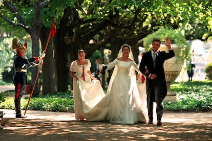 La infanta Cristina y su marido Iñaki Urdangarin saludan a su llegada al banquete que se celebró en el Palacio de Pedralbes en octubre de 1997