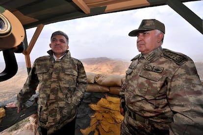 El presidente turco, Abdulá Gul (izquierda), en una visita a la frontera iraquí.