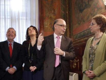 El ministro de Hacienda, Crístobal Montoro, muestra la sede del ministerio a los consejeros andaluces Carmen Martínez Aguayo y Antonio Ávila, en presencia del secretario de Estado Antonio Beteta.