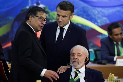 Gustavo Petro y Emmanuel Macron conversan con Luiz Inacio Lula da Silva. 