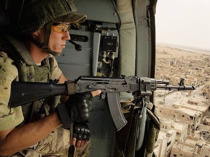 Un soldado ruso vigila desde un helic&oacute;ptero la ciudad siria de Palmira. 