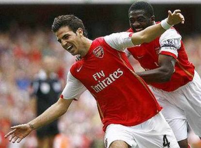 Cesc Fabregas celebra un gol con Kolo Toure