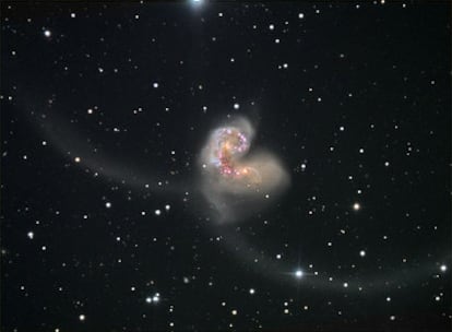 Las <i>antenas</i>, NGC 4038 y NGC 4039, dos galaxias en colisión.