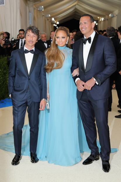 Pierpaolo Piccioli (Valentino) posa con Jennifer Lopez  y su pareja, Alex Rodriguez.