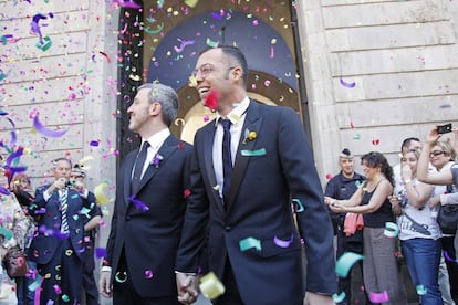 Boda entre Jaume Collboni (izquierda), diputado socialista en el Parlamento y jefe de campaña de José Montilla y Óscar Cornejo, creador de programas como 'Sálvame' o 'Aquí hay tomate' en el Ayuntamiento de Barcelona. 9 de abril de 2011.