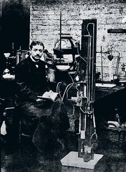 En 1909, Eugène Schueller fundó La Sociedad Francesa de Tintes Inofensivos, que en 1939 pasaría a llamarse L'Oréal.
Aquí aparece en su cocina, que hacía las veces de laboratorio.