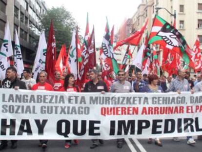 Manifestación sindical contra los recortes sociales celebrada en Bilbao en octubre de 2102.