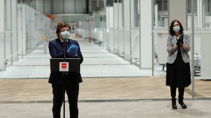 El alcalde de Madrid, José Luis Martínez Almeida (a la izquierda), y la presidenta de la Comunidad de Madrid, Isabel Díaz Ayuso, durante un acto en el hospital de campaña del recinto ferial de Ifema, el 1 de mayo de 2020