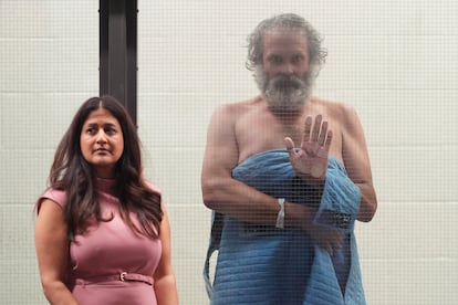 Jimmy Wayne Carwyle, a la derecha, junto a su abogada, Toral Malik, en la vista del 8 de mayo de 2025 celebrada en los juzgados de Los Ángeles, California.