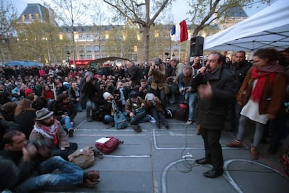 Philippe Martinez, secretário-geral da CGT, fala na assembleia do NuitDebout na quinta-feira em Paris.