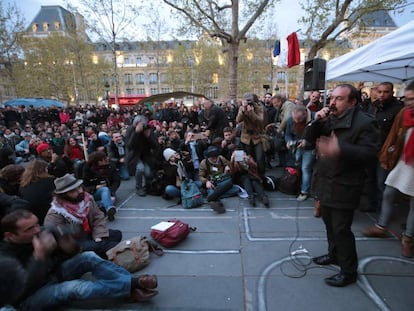 Philippe Martinez, secretário-geral da CGT, fala na assembleia do NuitDebout na quinta-feira em Paris.