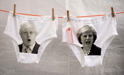 Imágenes de los líderes conservadores británicos, Boris Johnson y Theresa May, en unas bragas, el 26 de junio de 2019. 