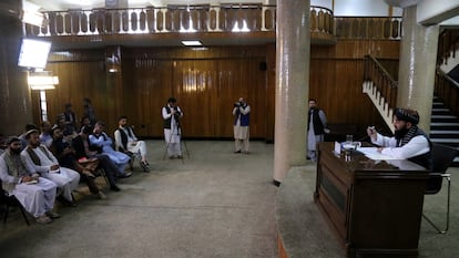 El portavoz de los talibanes, Zabiullah Mujahid, habla ante los periodistas, todos hombres, en Kabul, antes de viajar a Doha, el 29 de junio de 2024.