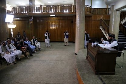 El portavoz de los talibanes, Zabiullah Mujahid, habla ante los periodistas, todos hombres, en Kabul, antes de viajar a Doha, el 29 de junio de 2024.