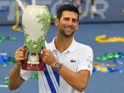 Djokovic posa con el trofeo de campeón del Masters 1000 de Cincinnati.