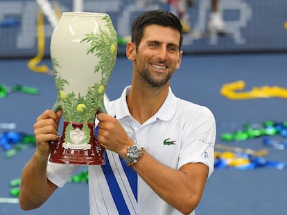 Djokovic posa con el trofeo de campeón del Masters 1000 de Cincinnati.