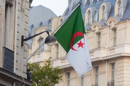 Bandera de Argelia en la fachada de la embajada argelina en París.