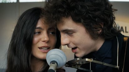 Monica Barbaro (que interpreta a Joan Baez) y Timothée Chalamet (Bob Dylan) en una imagen de 'A Complete Unknown', dirigida por James Mangold.